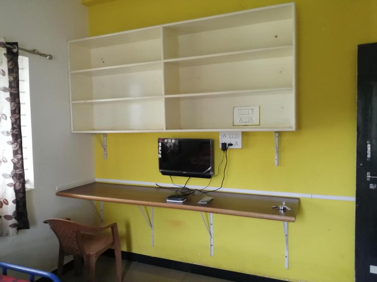 Nisarga Men'S Pg Hostel Dárvád Kültér fotó